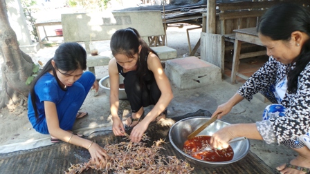 Theo chị Nguyễn Thị Tươi - một chủ cơ sở làm khô nhái cho biết để khô vũ nữ chân dài ngon khâu ướp gia vị là rất quan trọng và phải có tỏi, ớt...